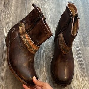 BED|STU Dark Brown Heeled Boots with Patterned Strap